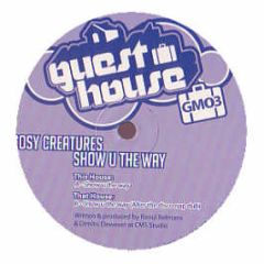 Cosy Creatures - Show U The Way - Guest House 