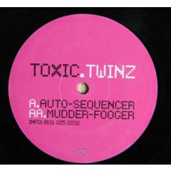 Toxic Twinz - Toxic Twinz - Auto - Sequencer - White Uber